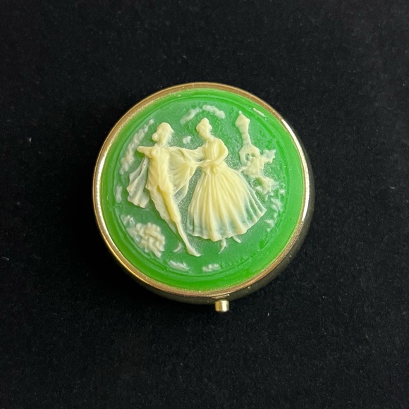 VINTAGE VICTORIAN CAMEO DANCING COUPLE TRINKET PILL BOX COMPACT - Picture 6 of 8